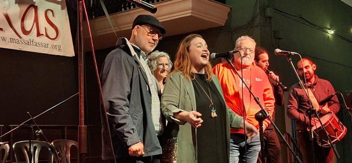 Massalfassar posa en valor la improvisación del cant valencià amb un 'Combat de versos'