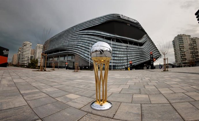 El trofeo de la Copa del Rey en el Roig Arena.