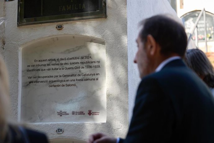 El conseller Ramon Espadaler durant una visita al cementiri de Salomó