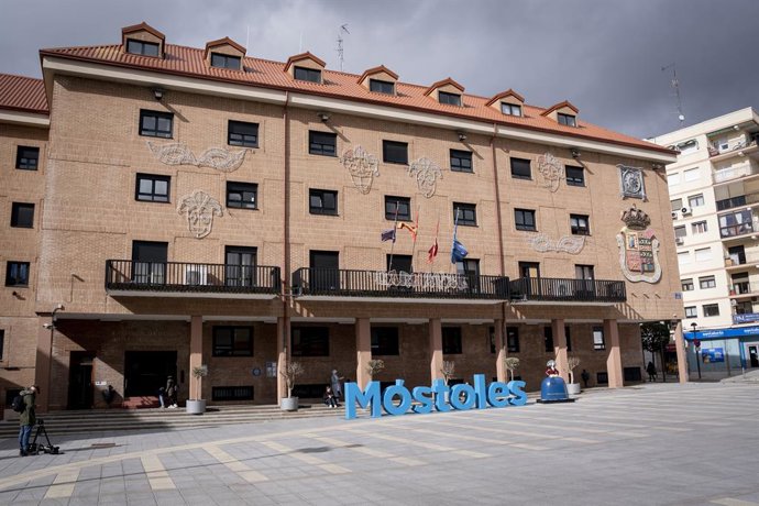 A fachada da Câmara Municipal de Móstoles, em 5 de fevereiro de 2026, em Móstoles, Madri (Espanha).