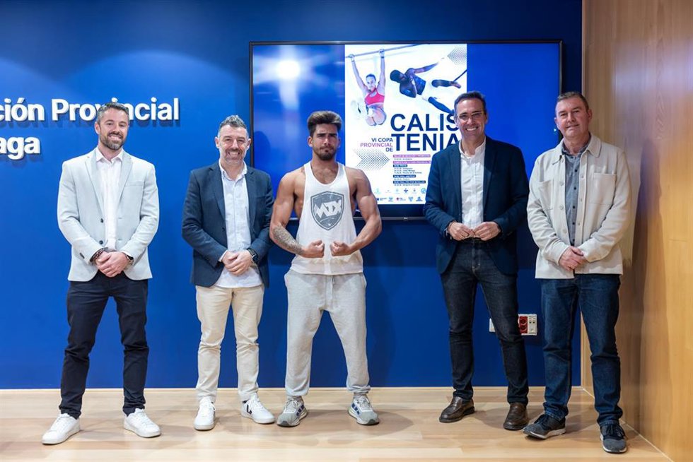 El diputado de Deportes, Juan Rosas; el edil de Deportes de Rincón, Antonio José Martín Moreno; el coordinador de la Copa Provincial, Eladio Zea, miembro de la Federación Española de Calistenia y representantes de los clubes malagueños de esta disciplin