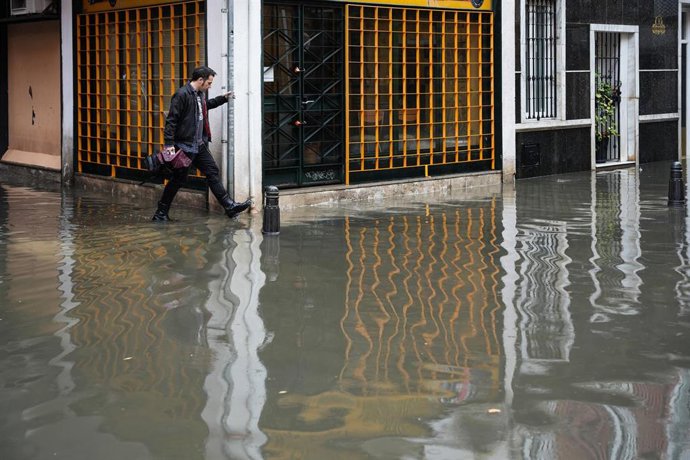 Archivo - Calles anegadas de agua tras las lluvias torrenciales del 29 de octubre en Sevilla.