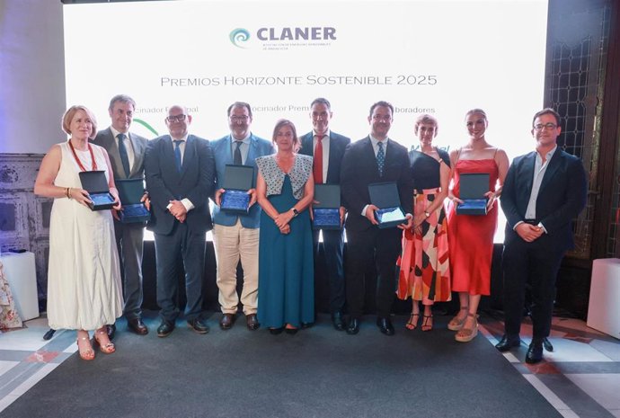 Archivo - La consejera de Sostenibilidad y Medio Ambiente de la Junta de Andalucía, Catalina García (5i), durante los Premios Horizonte Sostenible 2025. A 17 de junio de 2025, en Sevilla (Foto de archivo).