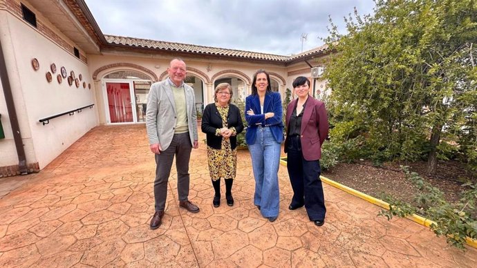 Julián López y Dolores Sánchez (2ª izda.), durante la visita a la Residencia de Mayores San Bernarso de Hornachuelos.