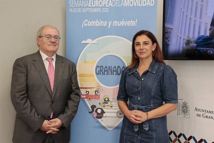 Archivo - El delegado de Fomento de la Junta en la provincia, Antonio Ayllón, en imagen de archivo junto a la hoy portavoz socialista en el Ayuntamiento de Granada, Raquel Ruz