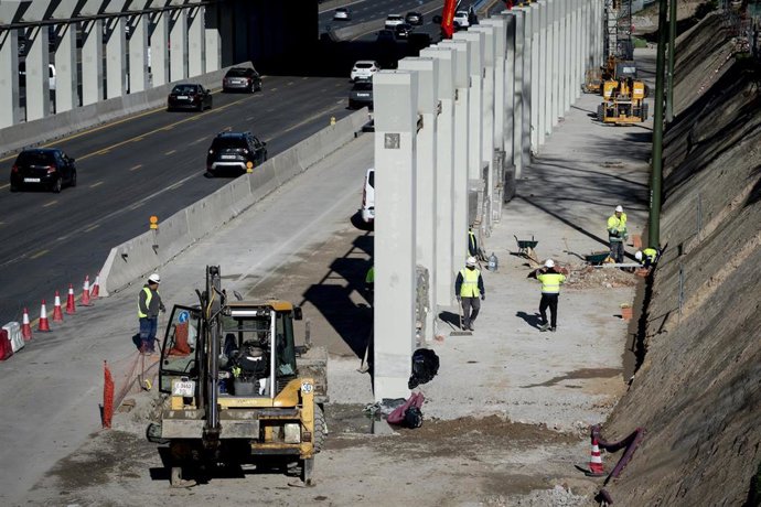 Archivo - Obreros trabajando en imagen de archivo. 