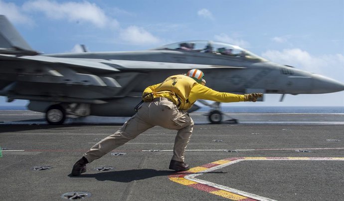 Archivo - 23 August 2023, US, Philippine Sea: US Navy shooter Lt. Benjamin Schmidt, launches a F/A-18F Super Hornet fighter aircraft attached to the Diamondbacks of Strike Fighter Squadron 102, from the flight deck of the Nimitz-class aircraft carrier USS