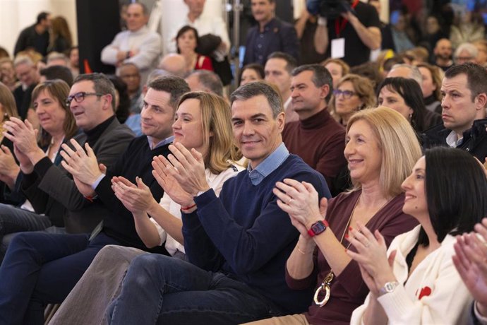 Borja Cabezón junto a la candidata del PSOE en Aragón, Pilar Alegría y el presidente del Gobierno, Pedro Sánchez.