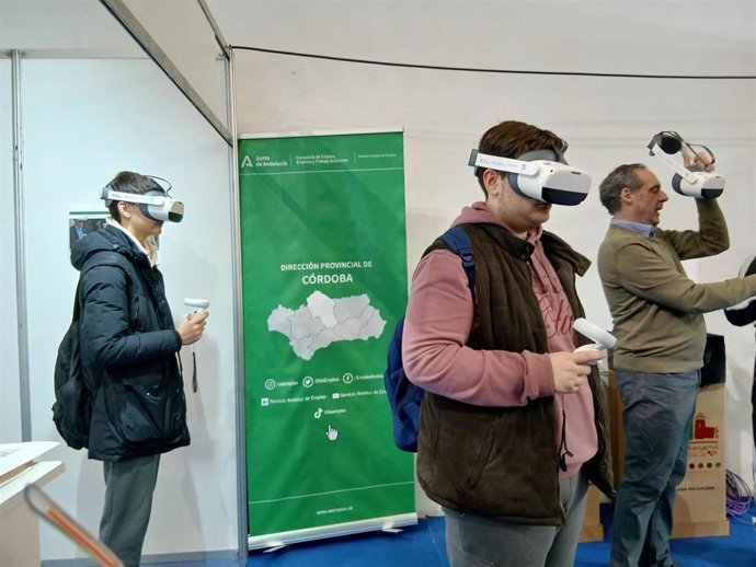 Alumnos usando las gafas de realidad virtual en el estand del Salón del Estudiante de Lucena.