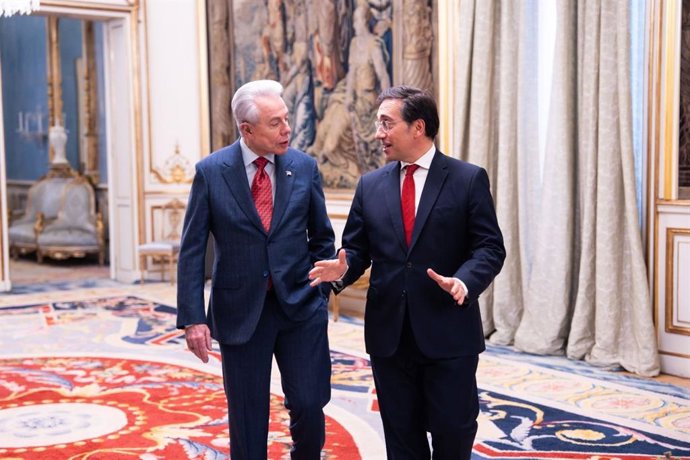 El ministro de Asuntos Exteriores, Unión Europea y Cooperación, José Manuel Albares, se reúne con el nuevo embajador de Estados Unidos en España, Benjamín León