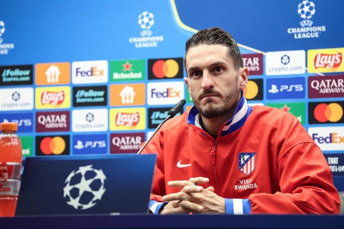 El capitán del Atlético de Madrid, Koke Resurrección, atiende a la prensa.