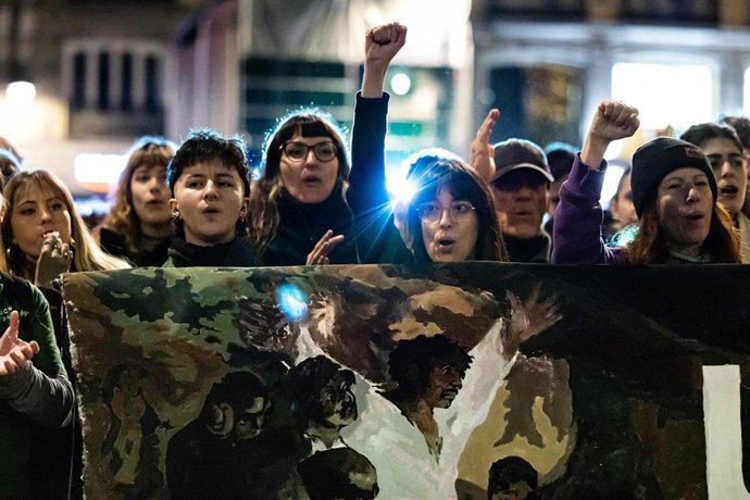 Archivo - Decenas de jóvenes durante la manifestación universitaria por la educación pública, a 27 de noviembre de 2025, en Madrid (España). 