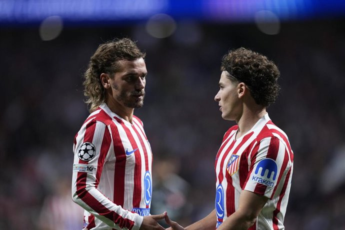 Archivo - Los jugadores del Atlético de Madrid Antoine Griezmann y Julián Álvarez, en un partido de Liga de Campeones.