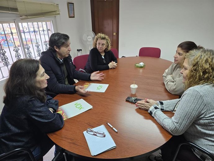 Reunión entre los concejales de Vox en el Ayuntamiento de Huelva y representantes de la Asociación de Vecinos Virgen del Rocío.