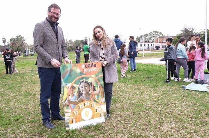 El diputado provincial Antonio Martín y la concejal Narci Ruiz muestran el cartel de la nueva edición de 'Callejugando'.