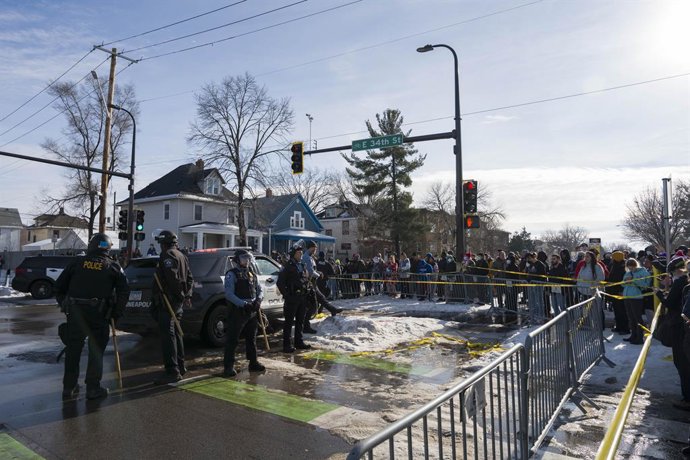 Archivo - January 7, 2026, Minneapolis, Minnesota, USA: The Minneapolis Police Department and FBI agents at the scene of a shooting involving a Federal ICE agent in South Minneapolis. An ICE officer fatally shot a woman Wednesday morning in south Minneapo