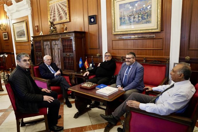 El presidente de Melilla, Juan José Imbroda (PP), en una reunión con representantes de comunidades cristianas, musulmanas, judías e hindúes.