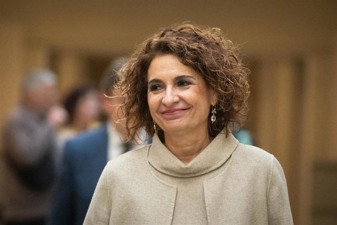 La vicepresidenta primera y ministra de Hacienda, María Jesús Montero, a su llegada a una sesión plenaria en el Senado, a 17 de febrero de 2026, en Madrid (España). La sesión tiene como punto relevante la regularización masiva de migrantes llevada a cabo 