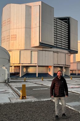 Francisco Nogueras Lara em frente ao telescópio que será utilizado no projeto: o Telescópio Unitário 1 do Very Large Telescope (VLT), com 8,2 metros de diâmetro, do Observatório Paranal.
