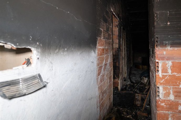 Interior do edifício incendiado, em 17 de fevereiro de 2026, em Manlleu, Barcelona, Catalunha (Espanha). Cinco pessoas morreram e quatro ficaram levemente feridas em um incêndio em um prédio na rua Montseny, em Manlleu (Barcelona). O fogo começou 