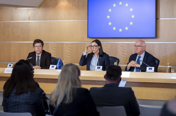 (I-D) El jefe de prensa del Parlamento Europeo, Damián Castaño; la eurodiputada de Renew Raquel García Hermkda-Wan der Walle y el presidente de la Comisión de Libertades Civiles, Justicia y Asuntos de Interior en el Parlamento Europeo, Javier Zarzalejos, 