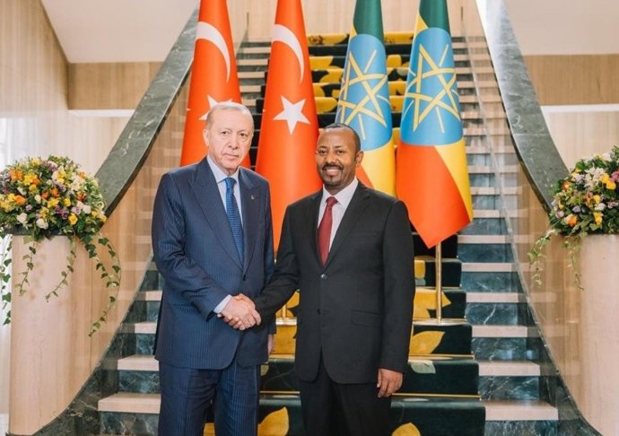 El presidente turco, Recep Tayyip Erdogan, recibido por el primer ministro etíope, Abiy Ahmed, en un viaje oficial a Adis Abeba.