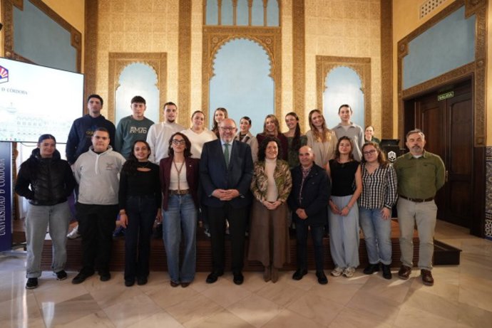 Autoridades, personal voluntario y beneficiario de la IX edición del programa de promoción académica.