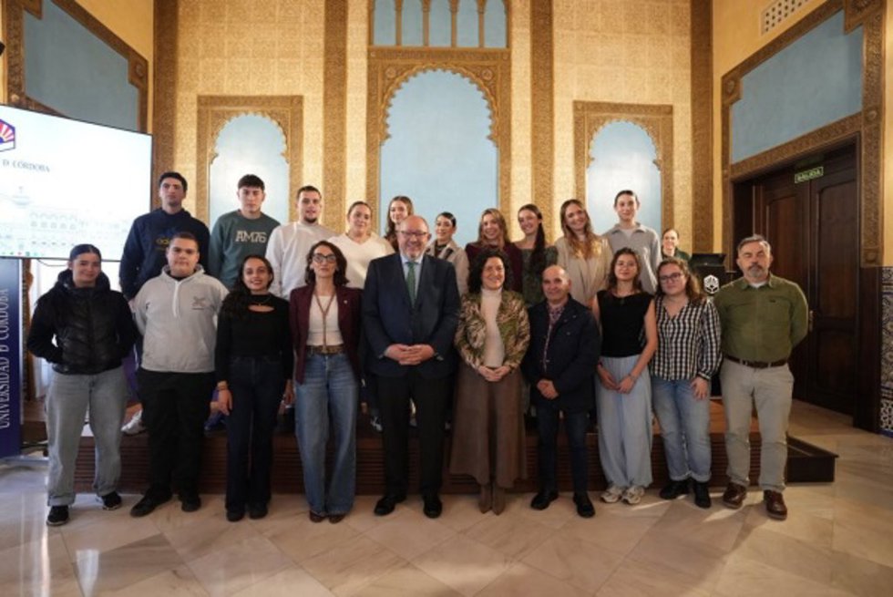 Autoridades, personal voluntario y beneficiario de la IX edición del programa de promoción académica.