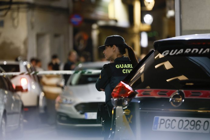 Personal del juzgado y de Guardia Civil en las inmediaciones de la vivienda en la que se han hallado los cuerpos con signos de violencia de una madre y su hija de 12 años, en Xilxes.