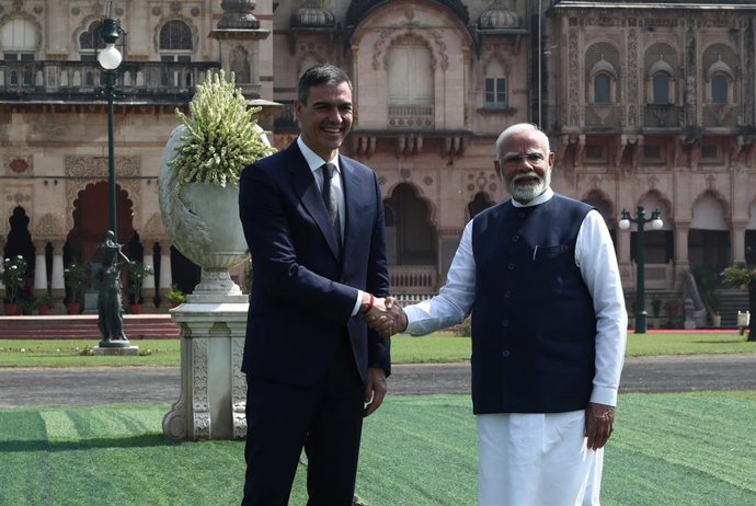 Archivo - El presidente del Gobierno, Pedro Sánchez (i) y el primer ministro indio, Narendra Modi (d), posan frente al Palacio Lakhsmi Vilas en Vadodara, durante su visita oficial a la República de la India, a 28 de octubre de 2024, en Vadodara (India).