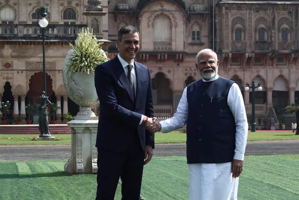 Archivo - El presidente del Gobierno, Pedro Sánchez (i) y el primer ministro indio, Narendra Modi (d), posan frente al Palacio Lakhsmi Vilas en Vadodara, durante su visita oficial a la República de la India, a 28 de octubre de 2024, en Vadodara (India).