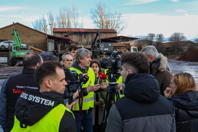 El secretario general del PSOE de Castilla y León y candidato a la Presidencia de la Junta, Carlos Martínez, durante su visita a la fábrica Triturados Montero, de Quintanar de la Sierra (Burgos)