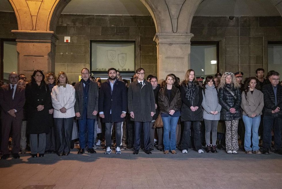 El presidente de la Generalitat, Salvador Illa, el conseller de Justicia y Calidad Democrática, Ramon Espadaler, la presidenta de la Diputación de Barcelona, Llusa Moret, y el alcalde de Manlleu (Barcelona), Arnau Rovira, en el minuto de silencio.