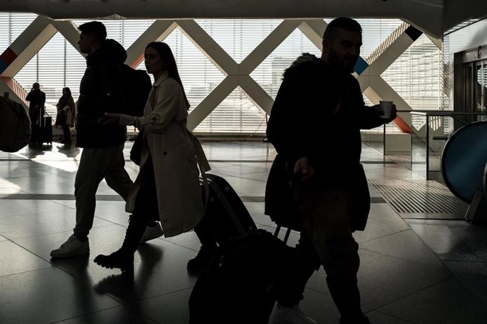 Viajeros en la estación de Madrid-Puerta de Atocha-Almudena Grandes.