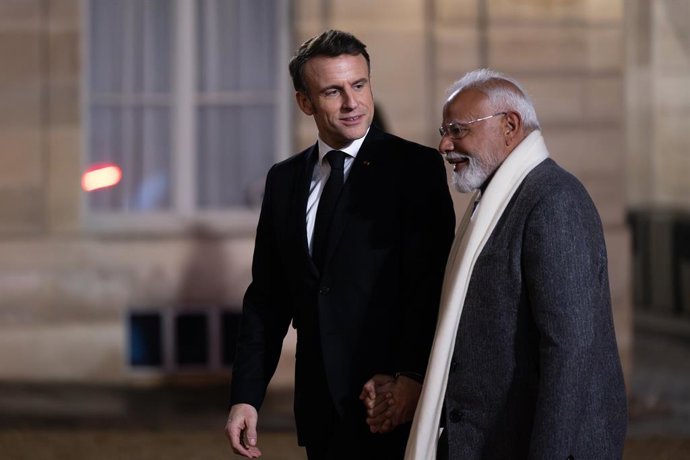 Archivo - February 10, 2025, Paris, France, France: France s President Emmanuel Macron (L) welcomes Indian Prime minister Narendra Modi as he arrives to attend a State dinner with World leaders and businessmen on the sideline of the Artificial Intelligenc