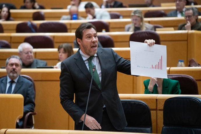 El ministre de Transports i Mobilitat Sostenible, Óscar Puente, durant una sessió plenària en el Senat, a 17 de febrer de 2026, a Madrid (Espanya). 