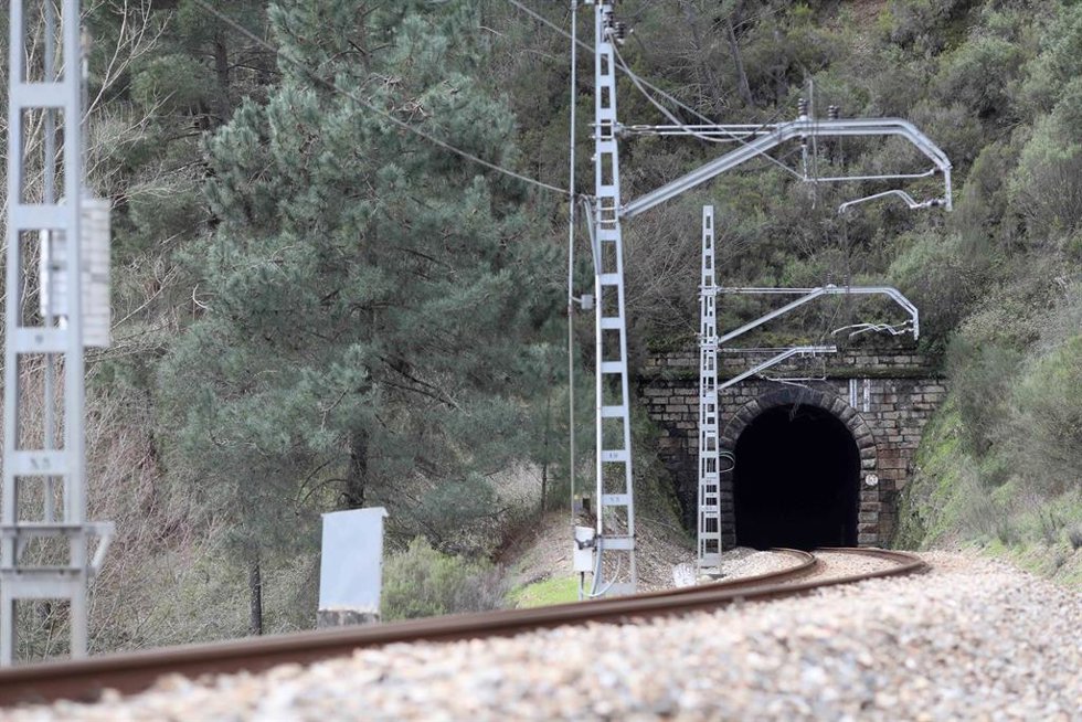 Estado de la vía del tren a su paso por la estación de Montefurado, a 17 de febrero de 2026, en Monforte, Galicia (España). 