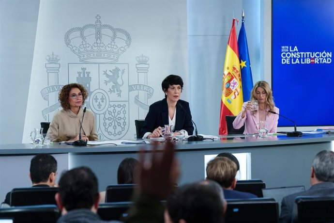 La vicepresidenta primera y ministra de Hacienda, María Jesús Montero, la ministra de Inclusión, Seguridad Social y Migraciones, Elma Saiz, y la vicepresidenta segunda y ministra de Trabajo, Yolanda Díaz,  en el Consejo, a 17 de febrero de 2026 en Madrid.