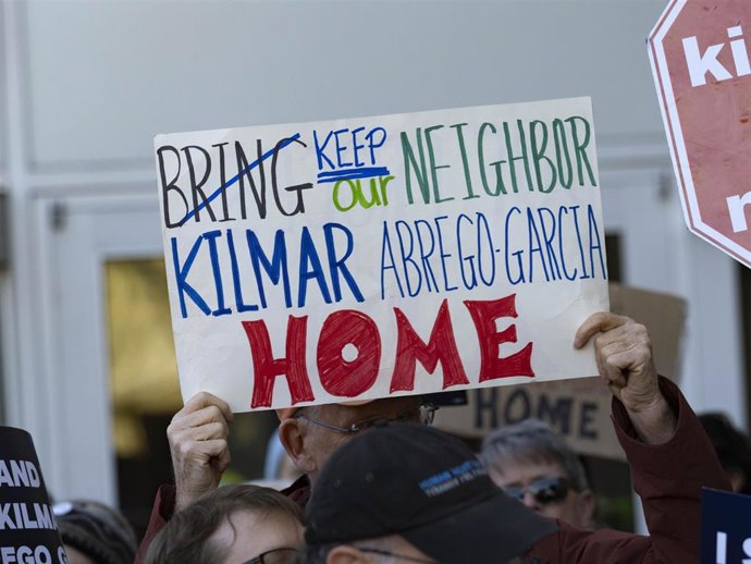 Archivo - Un cartel de apoyo al salvadoreño Kilmar Ábrego García