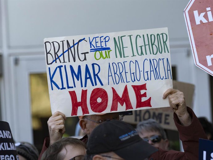 Archivo - December 22, 2025, Greenbelt, Maryland, USA: Supporters of Kilmar Abrego Garcia rally outside a US District Courthouse as a judge decides whether he should be returned to immigration custody. In August, Garcia was mistakenly deported to El Salva
