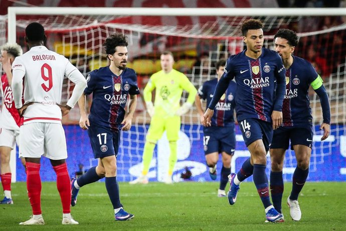 17 de fevereiro de 2026, Mônaco: Desire Doue (2º à direita), do Paris Saint-Germain, comemora o gol marcado por sua equipe com os companheiros Marquinhos (à direita) e Vitinha durante a partida de futebol da Liga dos Campeões da UEFA entre AS Monaco e Par