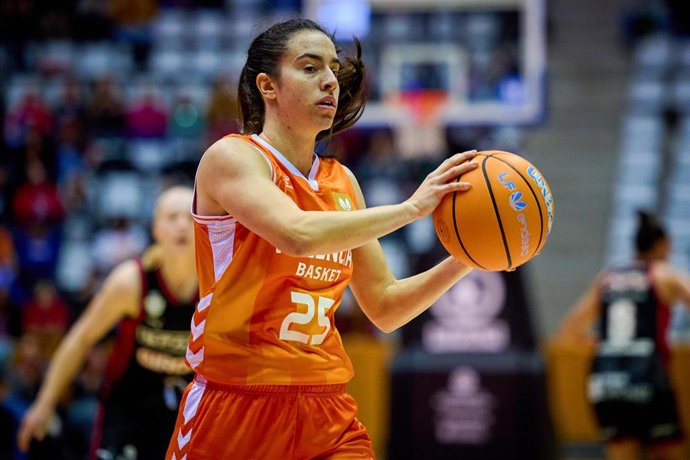 Archivo - Marija Lekovic, en un partido con el Valencia Basket.