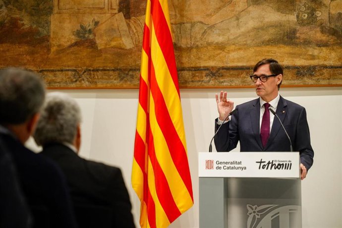 El presidente de la Generalitat, Salvador Illa, durante la firma del acuerdo de cesión de vivienda social, en el Palau de la Generalitat, a 16 de febrero de 2026, en Barcelona, Catalunya (España). El Govern de Cataluña y la Conferencia Episcopal Tarracone