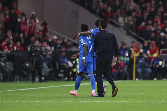 El entrenador del Real Madrid, Álvaro Arbeloa, detrás de Vinícius Júnior, durante el partido de ida de los 'playoffs' de la Champions League 2025/26 ante el SL Benfica.