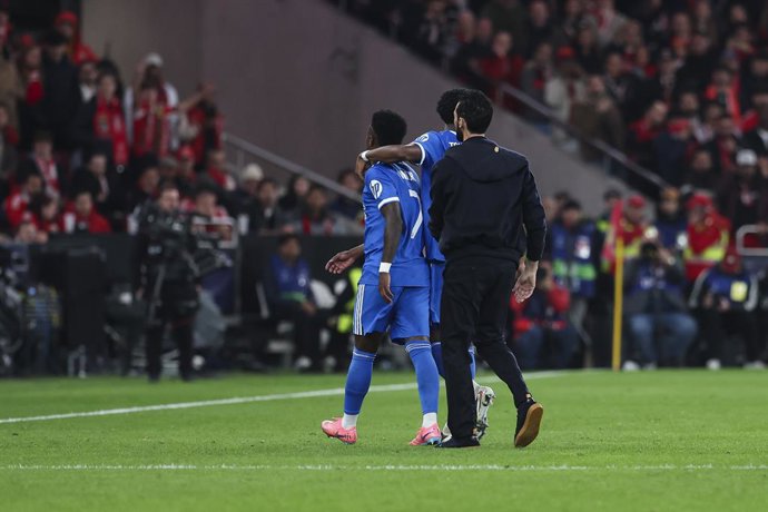 Vinicius Junior, do Real Madrid CF, é apoiado por Álvaro Arbeloa, treinador principal do Real Madrid, durante a partida de ida das eliminatórias da Liga dos Campeões da UEFA 2025/26 entre o SL Benfica e o Real Madrid C.F., no Estádio do SL Benfica, em 17 