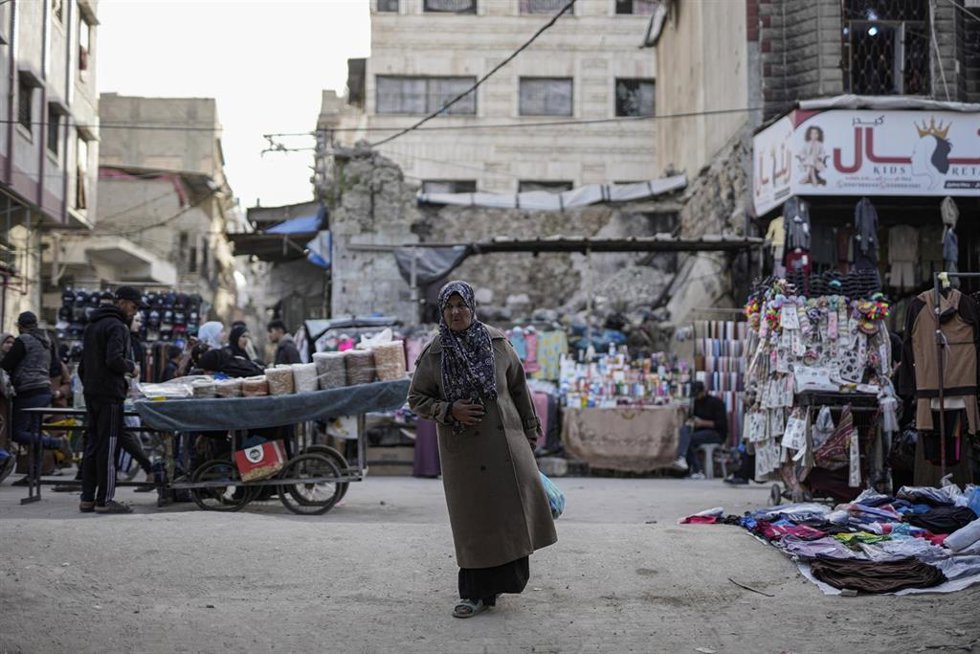 Una mujer camina en el mercado de Zawiya, en el centro de la Franja de Gaza