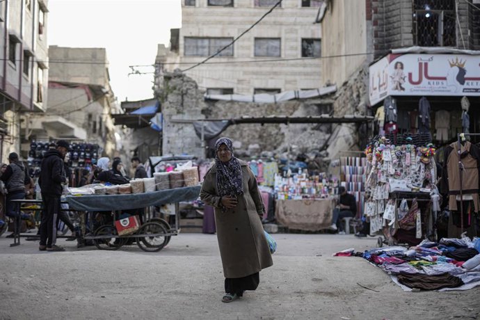 17 de fevereiro de 2026, Cidade de Gaza, Faixa de Gaza, Território Palestino: Palestinos fazem compras em preparação para o mês sagrado do Ramadã no Mercado Zawiya, localizado no centro da Faixa de Gaza, que foi fortemente danificado pelo exército israele