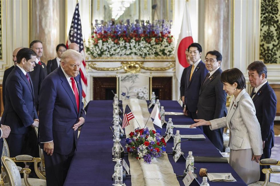 Archivo - En el centro de la imagen, el presidente de EEUU, Donald Trump, y la primera ministra japonesa, Sanae Takaichi