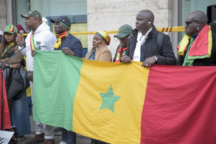 Archivo - Manifestantes protestan por la muerte del extudiante Abdulaye Ba en Dakar, Senegal