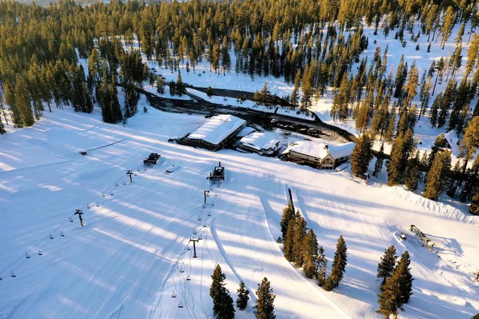 Archivo - March 2, 2023, California, United States: Dodge Ridge Ski Resort is reporting over 95 inches of snow  at the base. The snow pack in the Sierra Nevada mountains of California Thursday March 02, 2023 show snow capped tops.